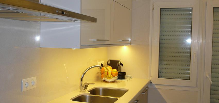 Cocina Estilo contemporaneo Color beige, blanco, gris  diseñado por SAF ARQUITECTURA | Arquitecto | Copyright Gemma Sala Llorens