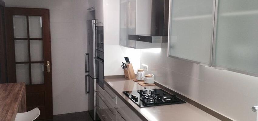 Cocina Estilo moderno Color beige, blanco, plateado  diseñado por VOC GRUPO | Gremio | Copyright MIGUEL DAVID GUTIERREZ