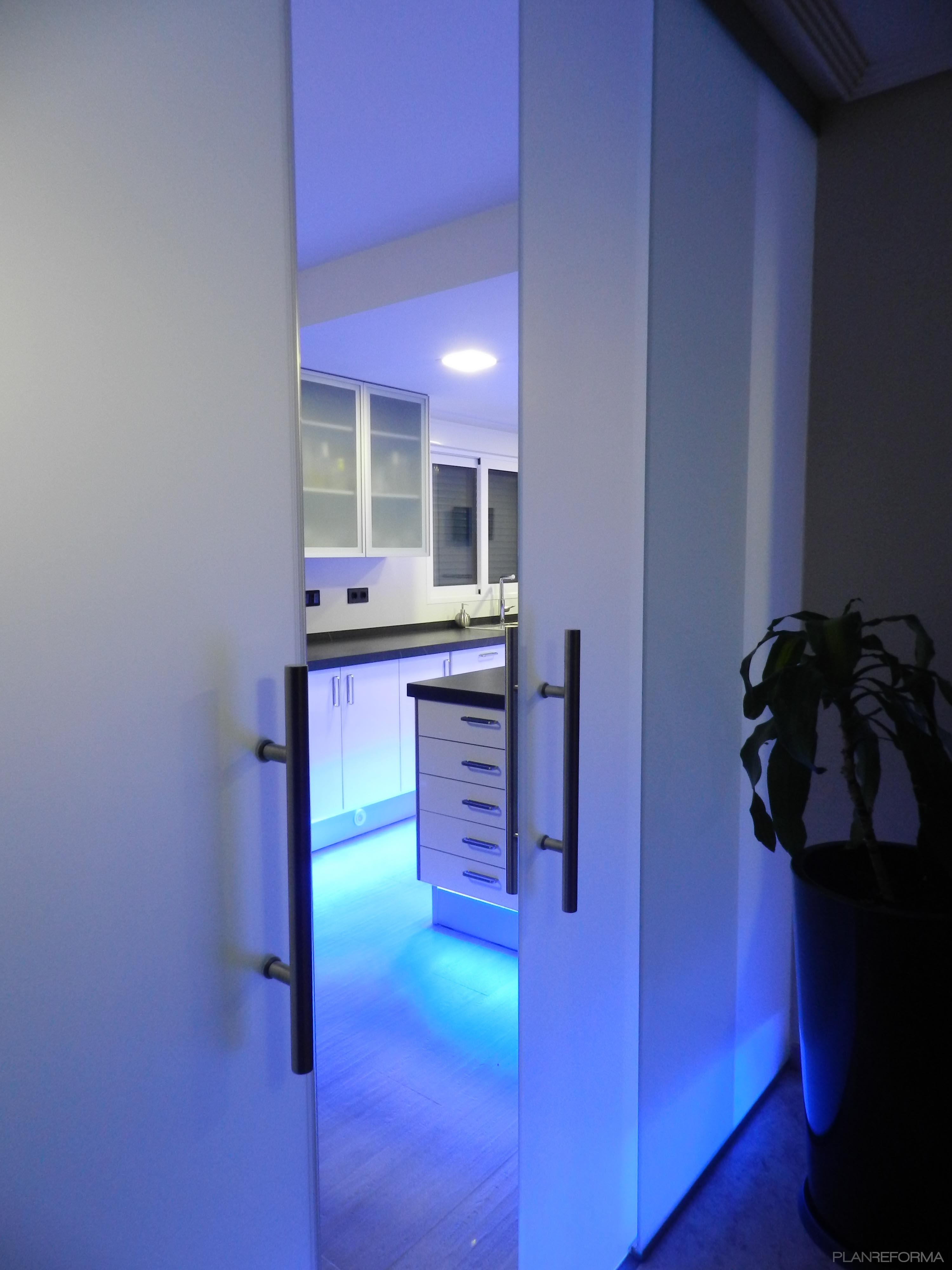 Cocina Estilo moderno Color azul, blanco  diseñado por VOC GRUPO | Gremio | Copyright voc