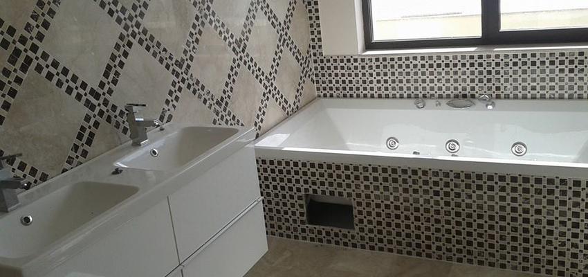 Baño Estilo clasico Color beige, beige, blanco, negro  diseñado por Construcciones Gion | Gremio 