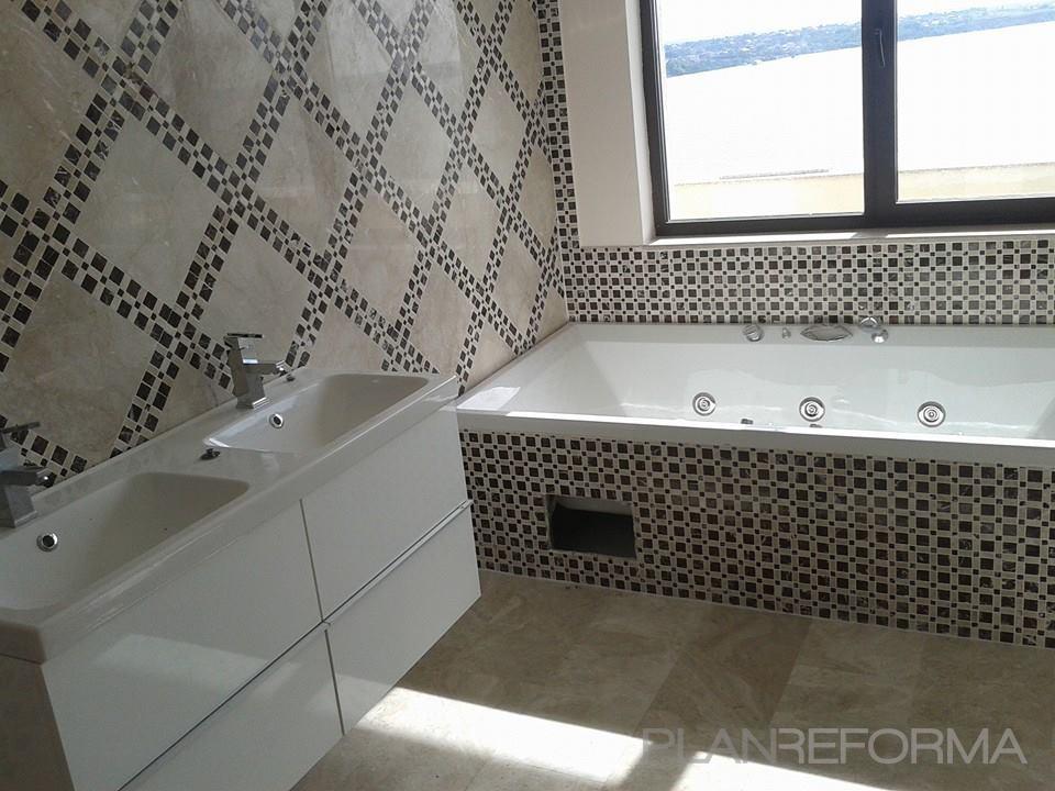 Baño Estilo clasico Color beige, beige, blanco, negro  diseñado por Construcciones Gion | Gremio 