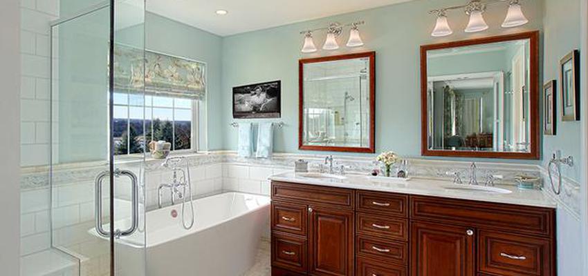 Baño Estilo clasico Color azul cielo, beige, marron, blanco  diseñado por Construcciones Gion | Gremio 