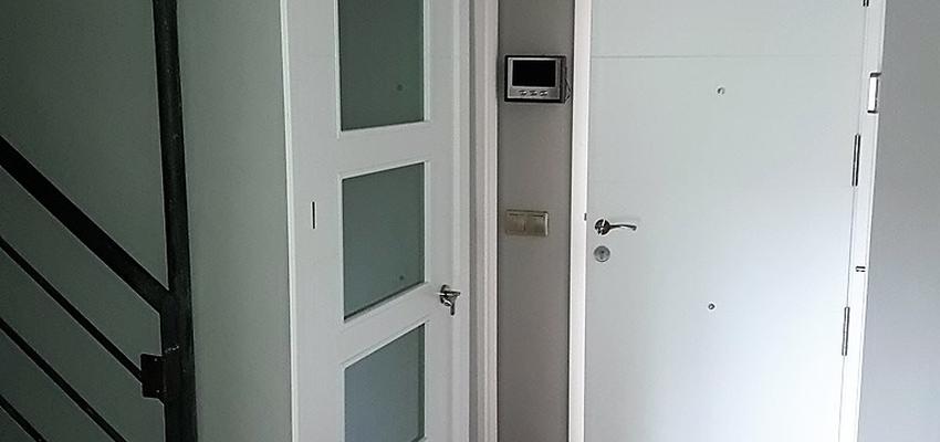 Vestibulo Estilo moderno Color marron, blanco, gris  diseñado por Construcciones Gion | Gremio | Copyright Gion