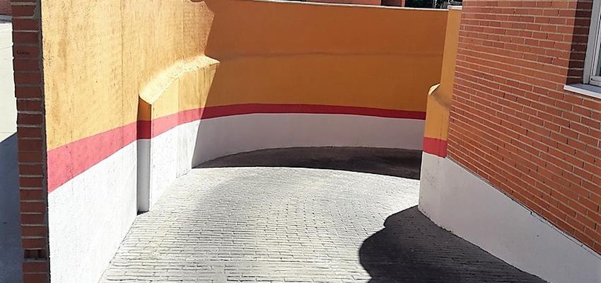 Garaje Estilo clasico Color rojo, blanco, gris  diseñado por Construcciones Gion | Gremio | Copyright Gion