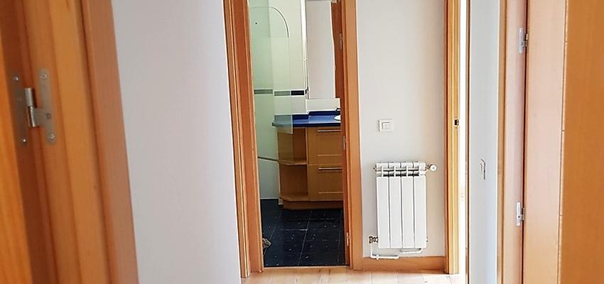 Pasillo Estilo moderno Color marron, beige, blanco  diseñado por Construcciones Gion | Gremio | Copyright Gion