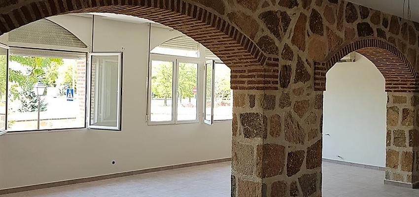 Salon Estilo clasico Color beige, marron, blanco  diseñado por Construcciones Gion | Gremio | Copyright Gion