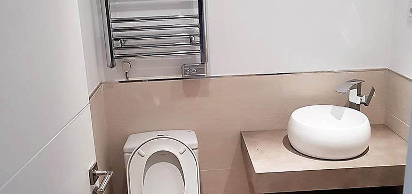 Baño Estilo moderno Color marron, marron, blanco  diseñado por Construcciones Gion | Gremio | Copyright Gion