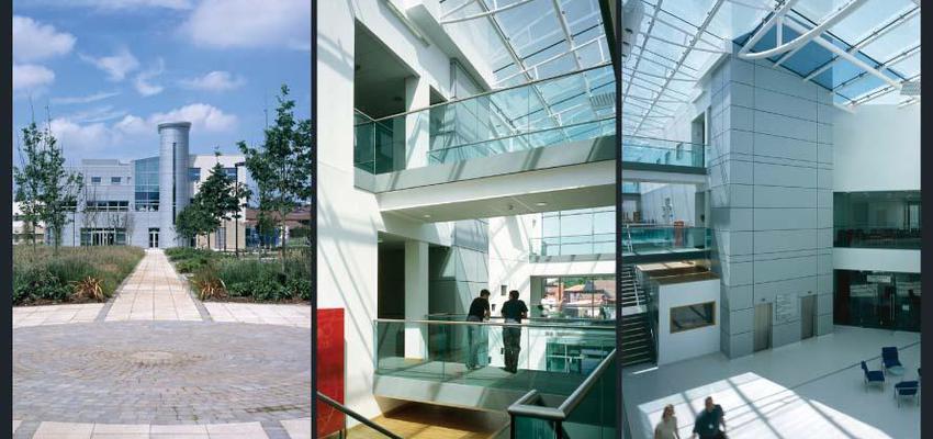 Recibidor, Balcon, Sala de conferencias style contemporaneo color blanco, gris  diseñado por nina anders | Arquitecto 
