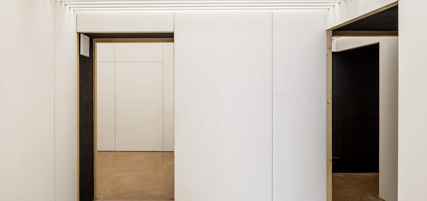 Estudio Estilo contemporaneo Color marron, blanco, negro  diseñado por vora. arquitectura en procés | Arquitecto | Copyright photos: Adrià Goula