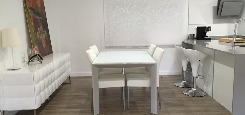 Comedor, Cocina Estilo moderno Color marron, blanco, gris, plateado  diseñado por Montse | Decorador 