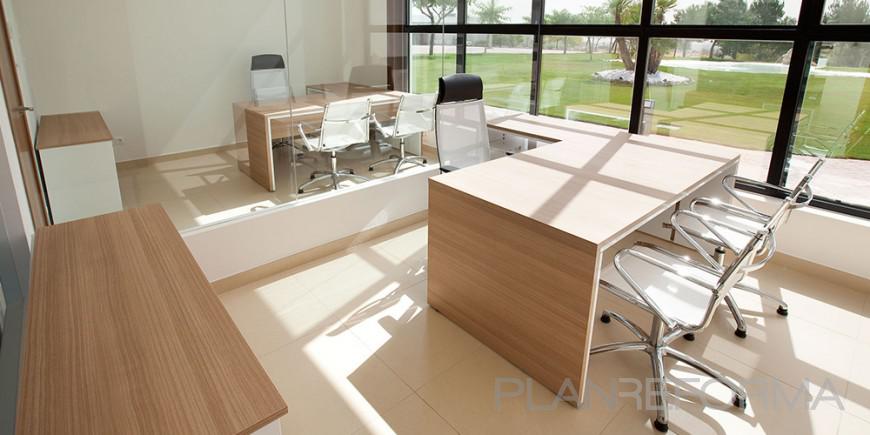 Oficina Estilo moderno Color marron, blanco, plateado  diseñado por Montse | Decorador 