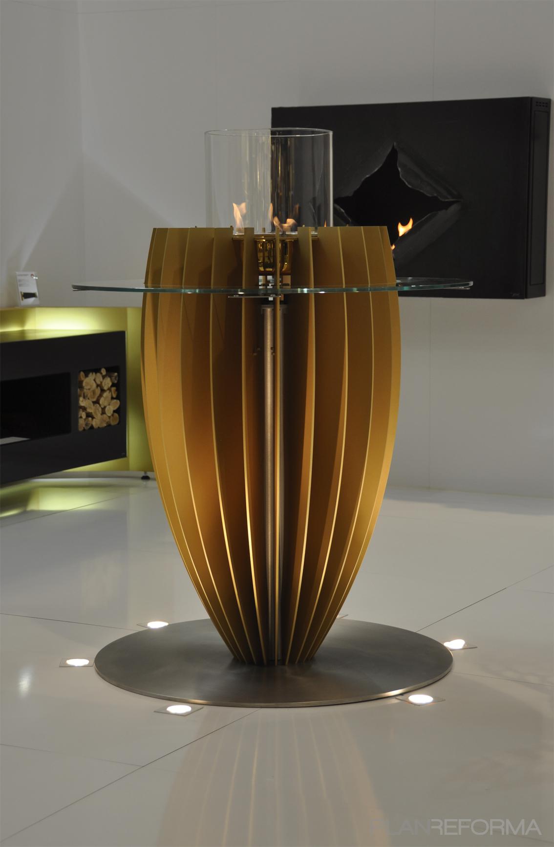 Salon Estilo vanguardista Color beige, negro, plateado, bronce  diseñado por Montse | Decorador 