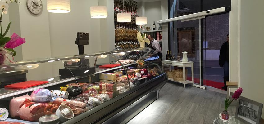 Tienda Estilo moderno Color beige, gris, plateado  diseñado por Montse | Decorador 