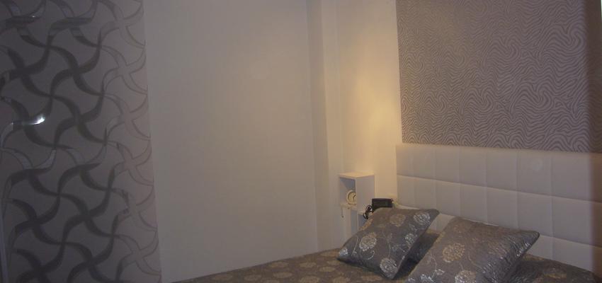 Dormitorio Estilo kitsch Color gris, gris, plateado  diseñado por Montse | Decorador | Copyright Foto realizada por Studeco Decoración