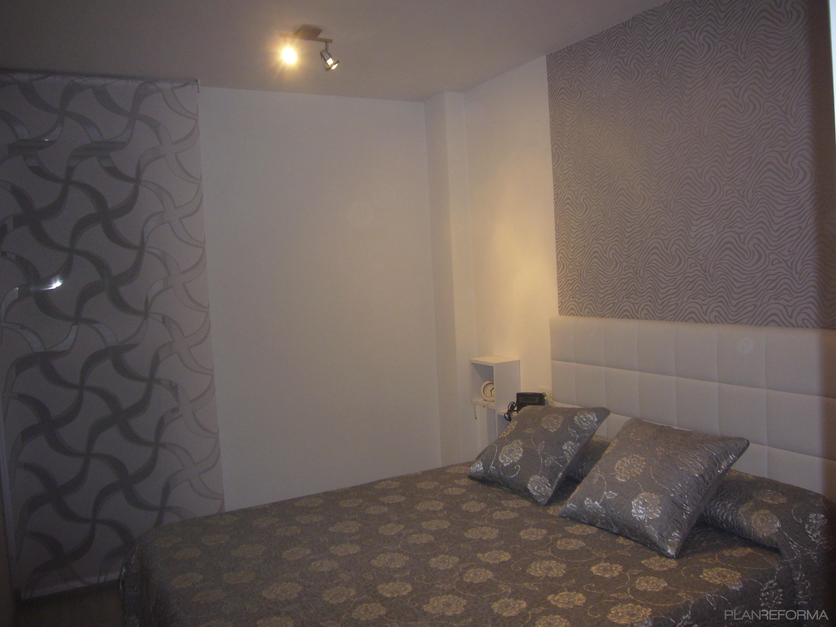 Dormitorio Estilo kitsch Color gris, gris, plateado  diseñado por Montse | Decorador | Copyright Foto realizada por Studeco Decoración
