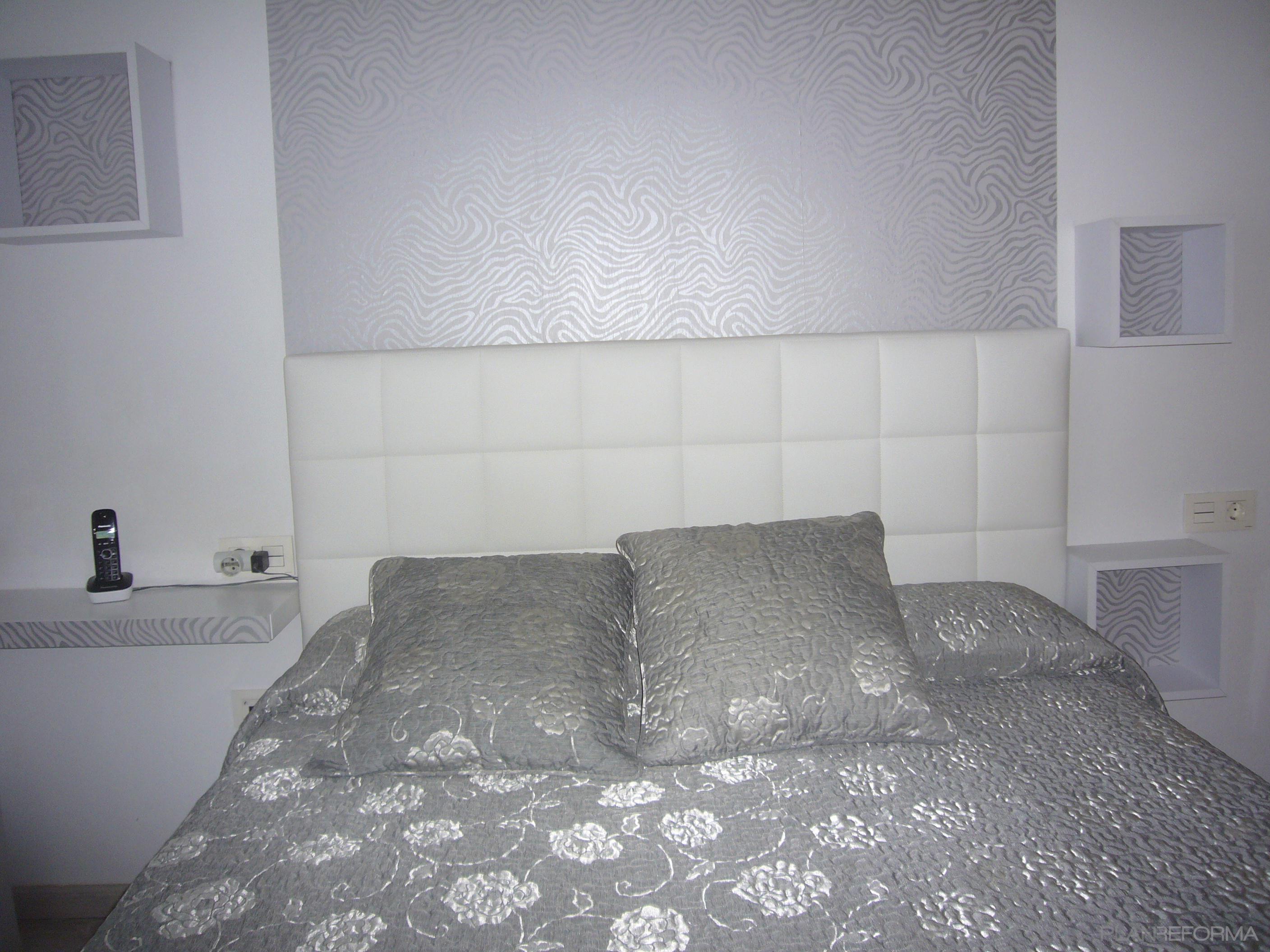 Dormitorio Estilo kitsch Color blanco, gris, plateado  diseñado por Montse | Decorador | Copyright Foto realizada por Studeco Decoración