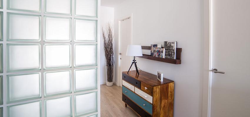 Recibidor Estilo vintage Color turquesa, beige, blanco  diseñado por MADE | Arquitecto | Copyright MADE