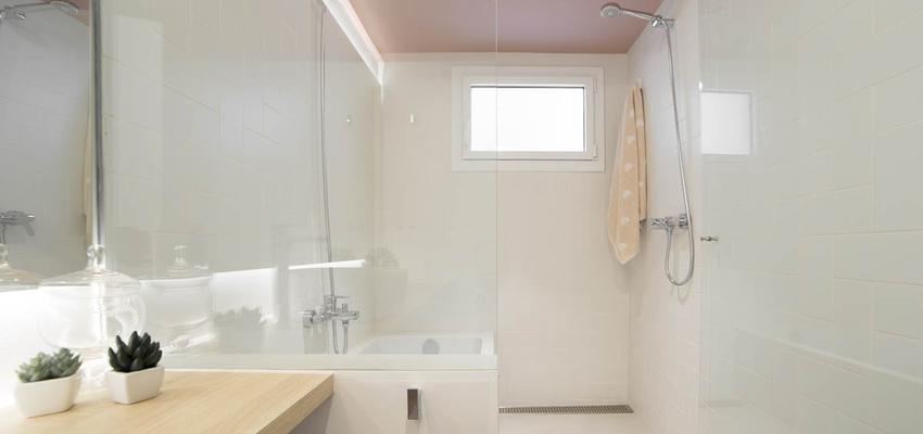 Baño Estilo contemporaneo Color rosa, beige, blanco  diseñado por MADE | Arquitecto | Copyright MADE