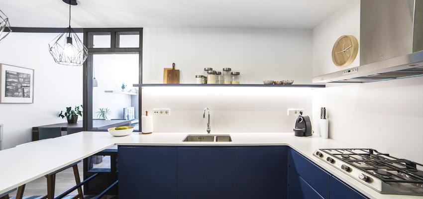 Cocina Estilo contemporaneo Color azul oscuro, beige, blanco  diseñado por MADE | Arquitecto | Copyright MADE