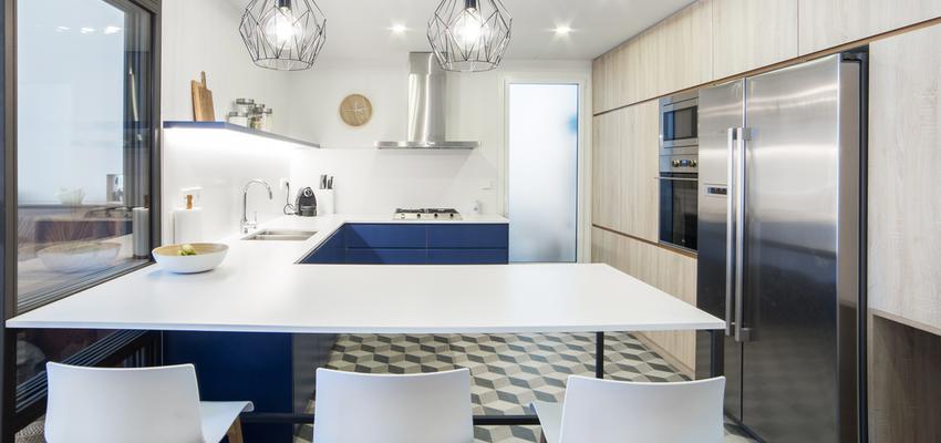 Cocina Estilo contemporaneo Color azul oscuro, beige, blanco  diseñado por MADE | Arquitecto | Copyright MADE