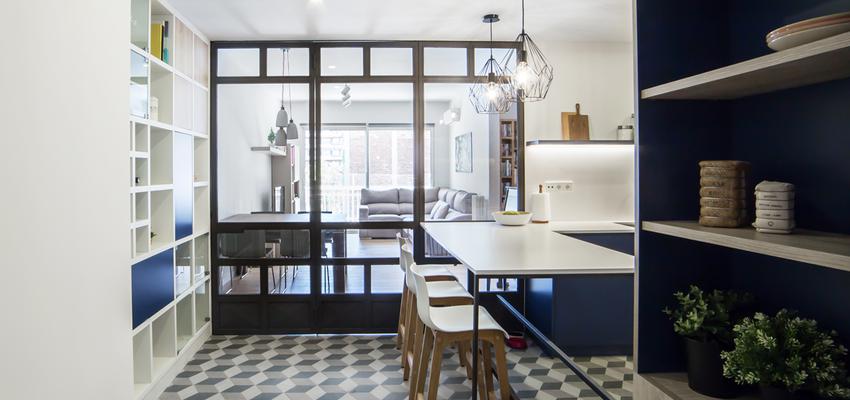 Cocina Estilo contemporaneo Color azul oscuro, beige, blanco  diseñado por MADE | Arquitecto | Copyright ma