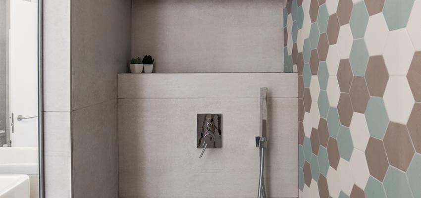 Baño Estilo contemporaneo Color turquesa, blanco, gris  diseñado por MADE | Arquitecto | Copyright MADE