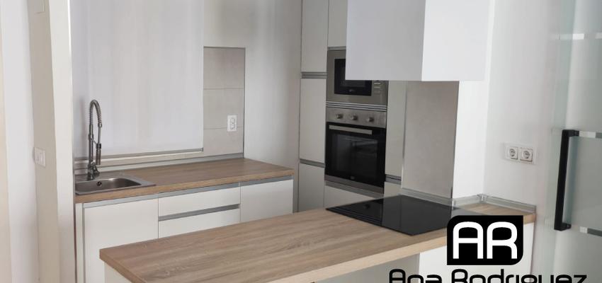 Cocina Estilo moderno Color beige, plateado  diseñado por ANA RODRIGUEZ | Reformista, constructor 