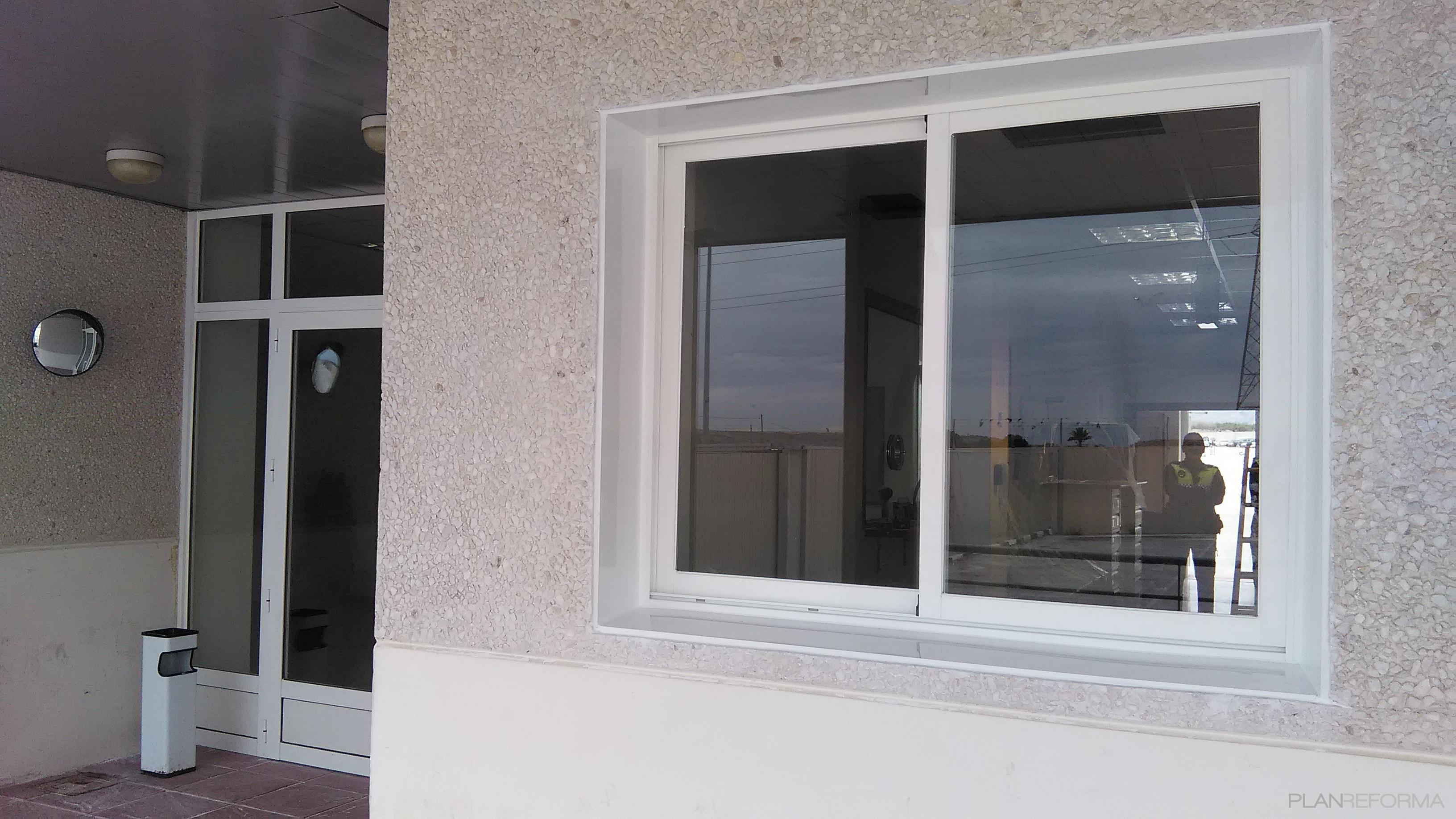 Vestibulo Estilo tradicional Color amarillo  diseñado por aluminio y cristal Paumar | Gremio | Copyright policia local