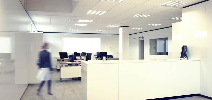 Oficina Estilo moderno Color blanco, gris, gris  diseñado por DonateCaballero Arquitectos | Arquitecto 