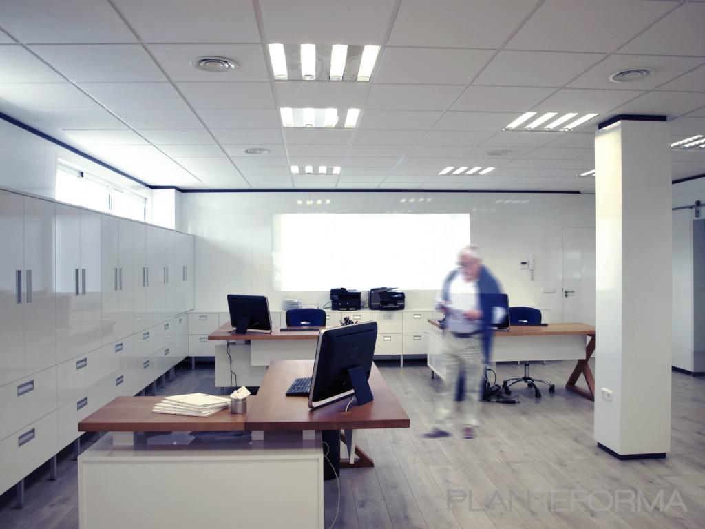 Oficina Estilo moderno Color blanco, gris, gris  diseñado por DonateCaballero Arquitectos | Arquitecto 