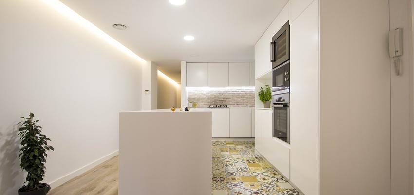 Cocina Estilo vanguardista Color beige, blanco, dorado  diseñado por DonateCaballero Arquitectos | Arquitecto 