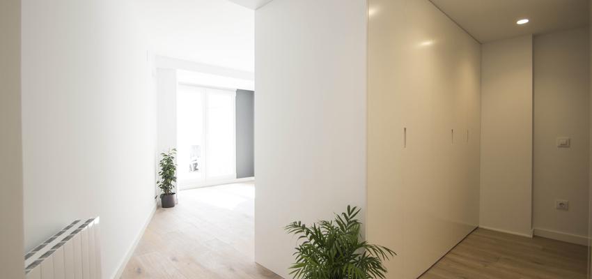 Dormitorio, Vestidor Estilo contemporaneo Color beige, blanco, gris  diseñado por DonateCaballero Arquitectos | Arquitecto 