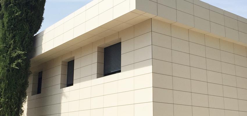 Patio, Exterior Estilo moderno Color beige, plateado  diseñado por SANTAFE ARQUITECTOS | Arquitecto | Copyright SANTAFE ARQUITECTOS