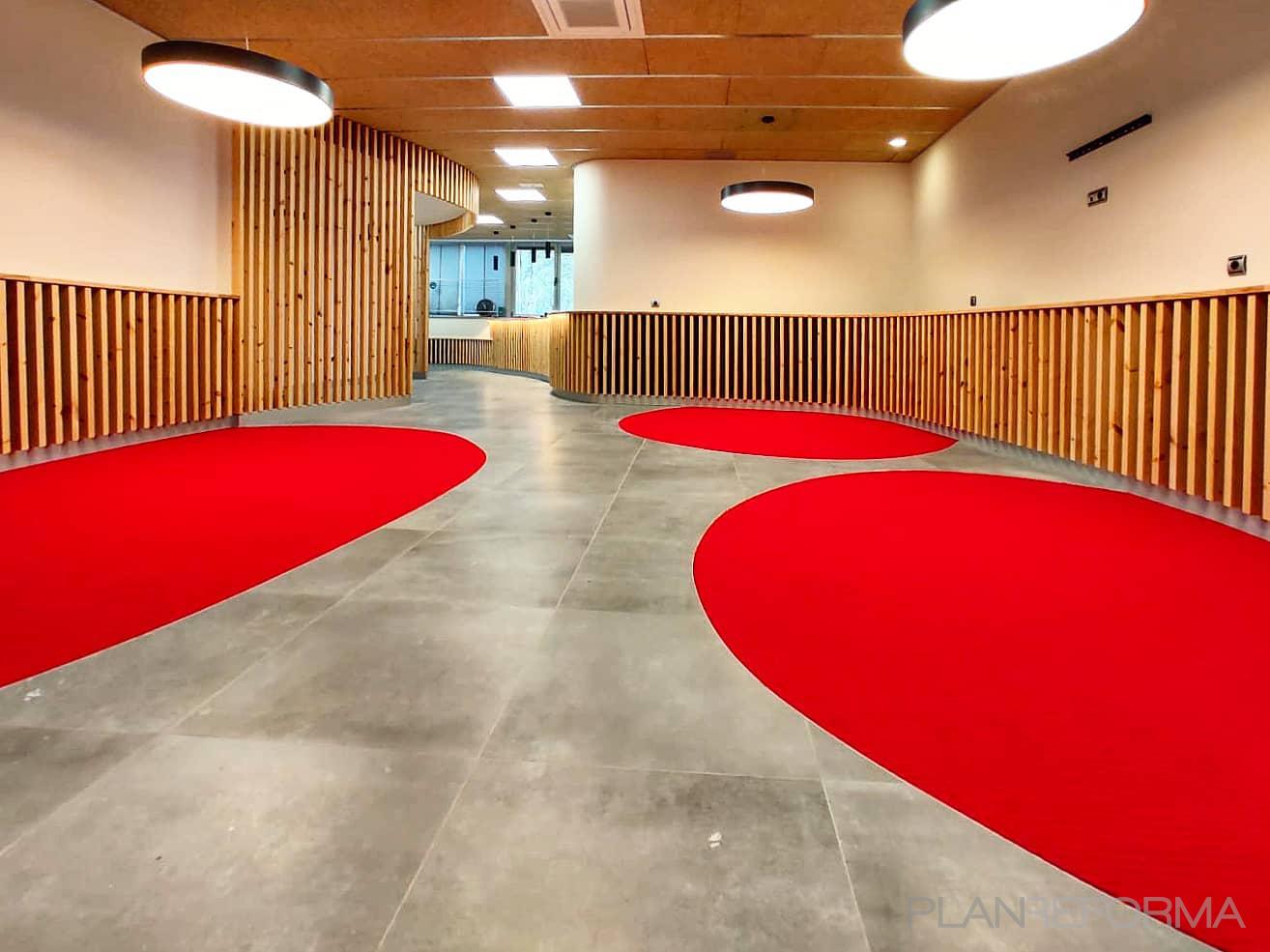 Vestibulo Estilo moderno Color rojo, marron, gris  diseñado por Pavimentos Barakaldo | Gremio 