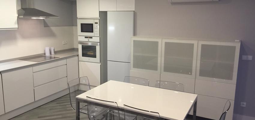 Comedor, Cocina style moderno color blanco, gris, gris  diseñado por ALMAZEN lab | Interiorista 