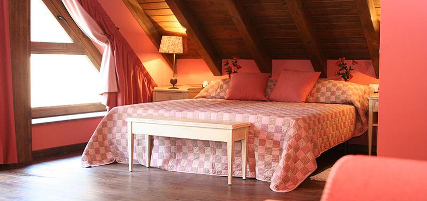 Dormitorio, Hotel style rustico color rojo, rosa, marron, blanco  diseñado por ALMAZEN lab | Interiorista 