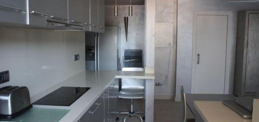 Cocina style contemporaneo color blanco, gris  diseñado por ALMAZEN lab | Interiorista 