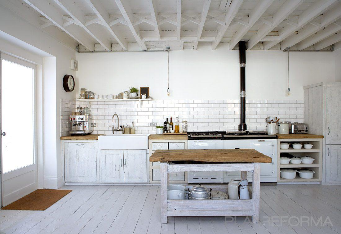Cocina Estilo rustico Color blanco, negro, bronce  diseñado por ALMAZEN lab | Interiorista 