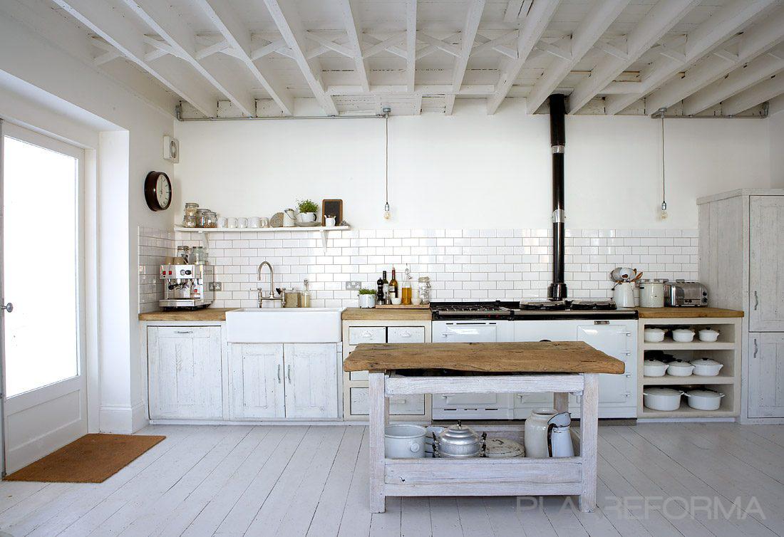 Cocina Estilo rustico Color blanco, negro, bronce  diseñado por ALMAZEN lab | Interiorista 