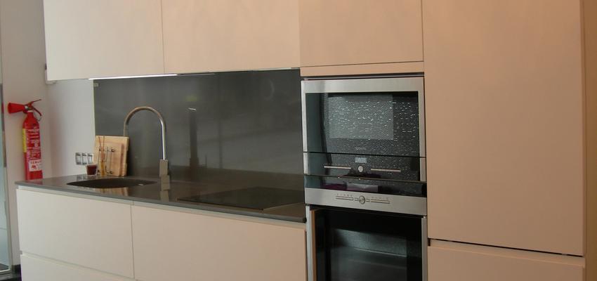 Cocina style moderno color beige, gris  diseñado por Reform&Style (Pladurama S.L.U.) | Interiorista 