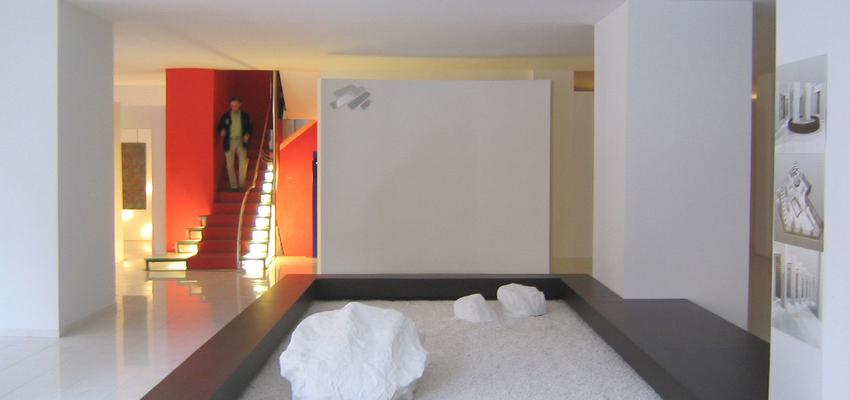 Escalera style moderno color rojo, blanco, gris  diseñado por Reform&Style (Pladurama S.L.U.) | Interiorista 