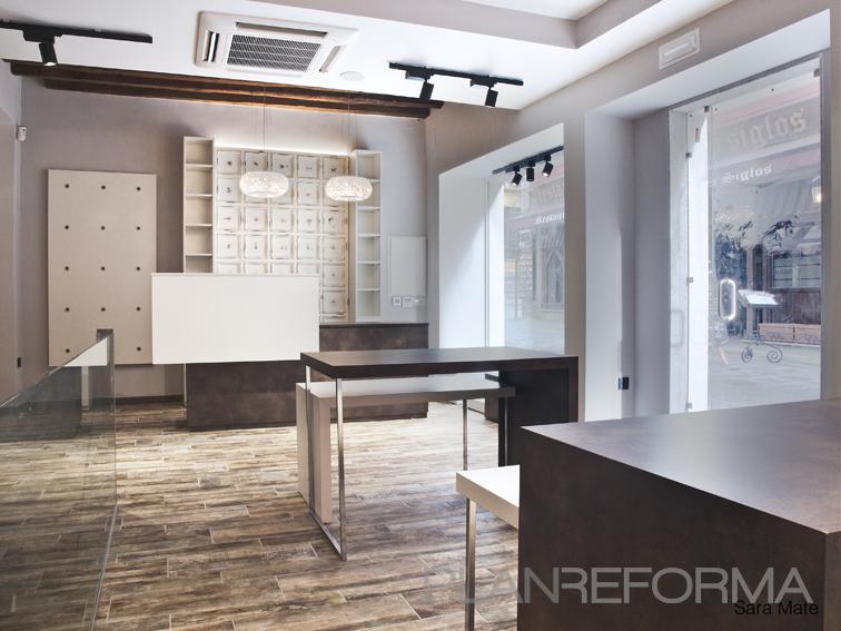 Tienda style eclectico color beige, marron, blanco, gris  diseñado por MACOR | Arquitecto | Copyright Sara Mate