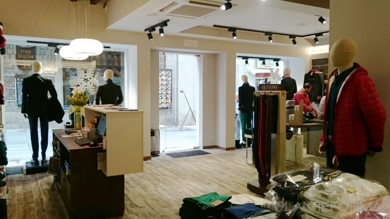Tienda style eclectico color marron, beige, marron, blanco  diseñado por MACOR | Arquitecto | Copyright Sara Mate