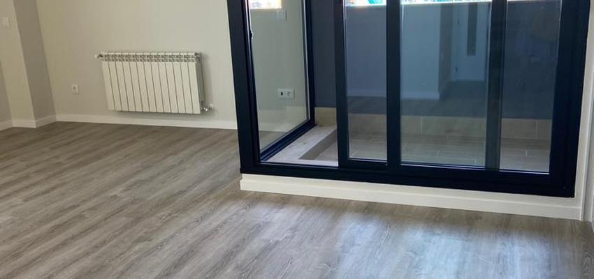 Salon Estilo contemporaneo Color beige  diseñado por NEAGOE | Reformista, constructor 