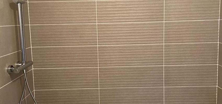 Baño Estilo contemporaneo Color marron  diseñado por NEAGOE | Reformista, constructor 