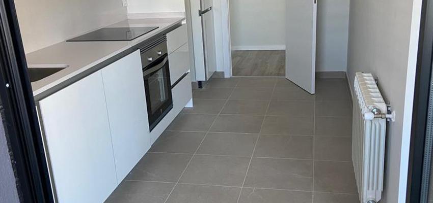 Cocina Estilo contemporaneo Color beige  diseñado por NEAGOE | Reformista, constructor 