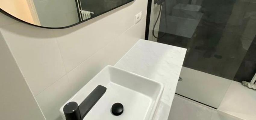 Baño Estilo contemporaneo Color beige, blanco, plateado  diseñado por SOTECOIN  SL | Reformista, constructor | Copyright soy el propietario