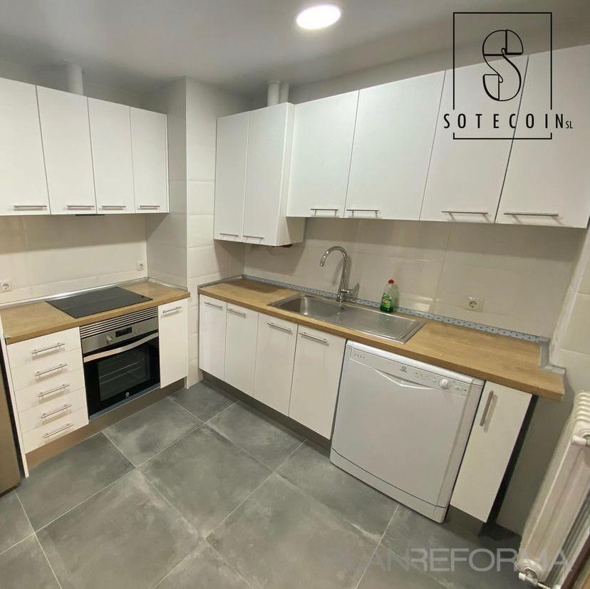 Cocina Estilo contemporaneo Color beige, gris, plateado  diseñado por SOTECOIN  SL | Reformista, constructor | Copyright soy el propietario