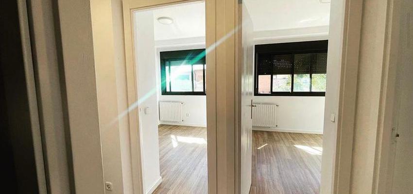 Dormitorio Estilo contemporaneo Color beige, beige, plateado  diseñado por SOTECOIN  SL | Reformista, constructor | Copyright soy el propietario