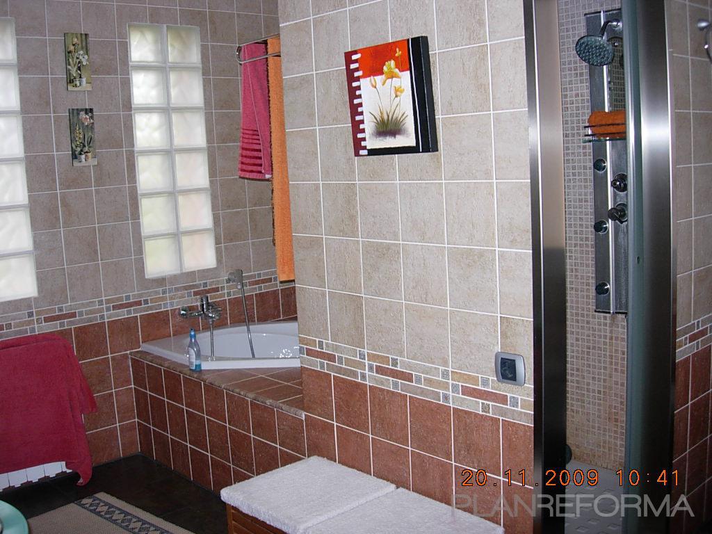 Baño Color marron, beige, marron  diseñado por BARCELONESA PROYECTOS | Gremio 